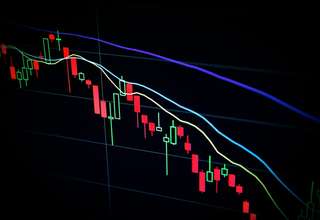 Forex trader setting stop loss order on trading platform for risk management